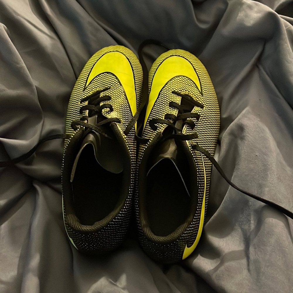 Size six kids boys soccer shoes